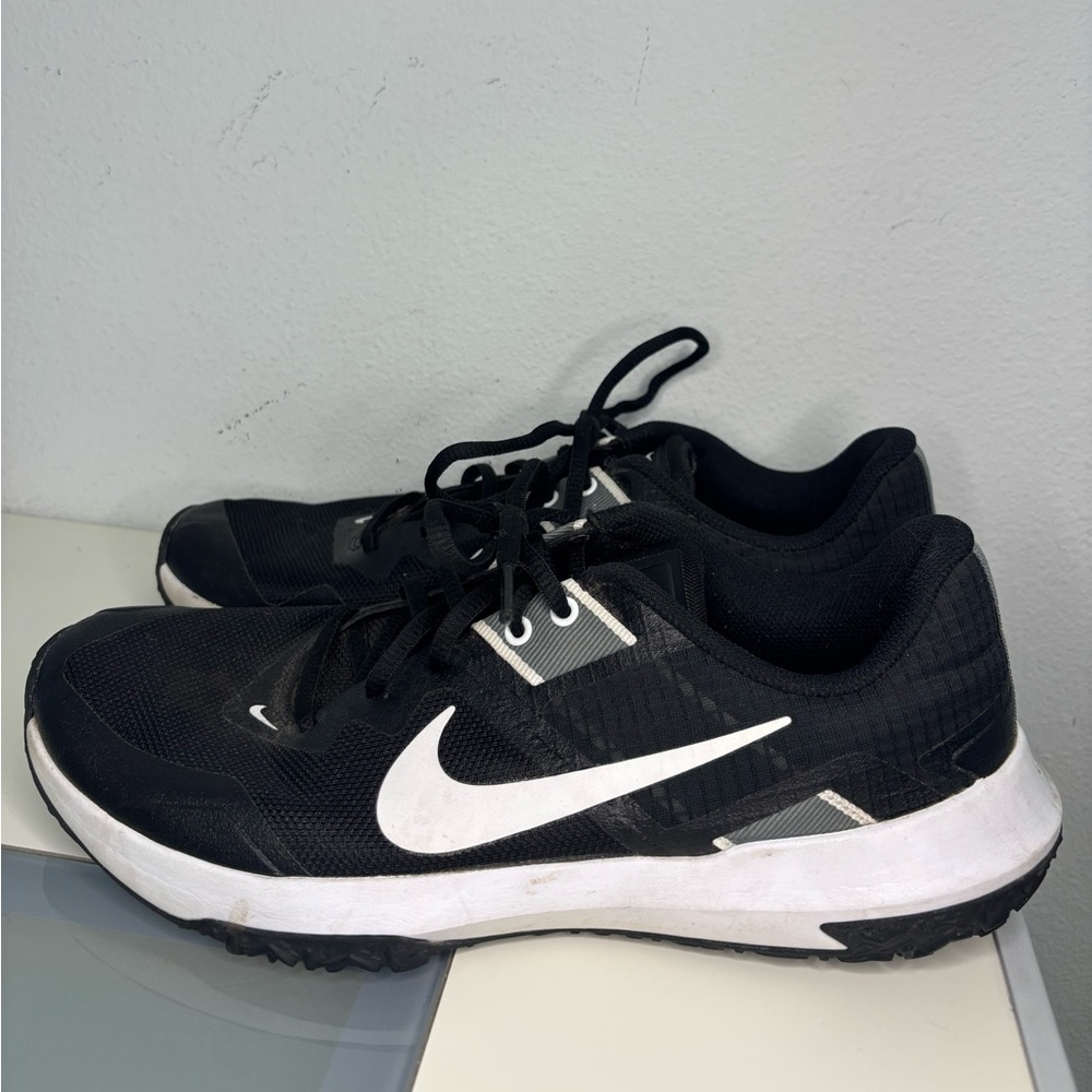 NIKE CLASSIC BLACK & WHITE LACE UP TENNIS SHOES SZ 9